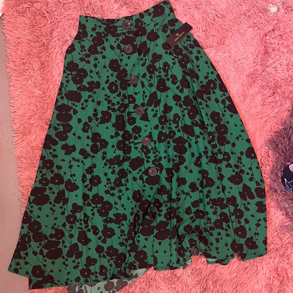 Green and black Flowy skirt. Below the knees , heavy material. Great for events